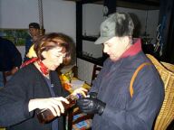 Eiersuchen 2004 - Gerd bekommt einen Schnaps