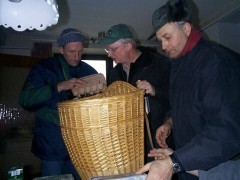 Eckhard packt die Eier ein