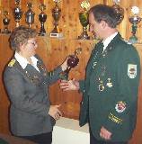 Abschie�en 2004 - Doris �berreicht den Pokal 